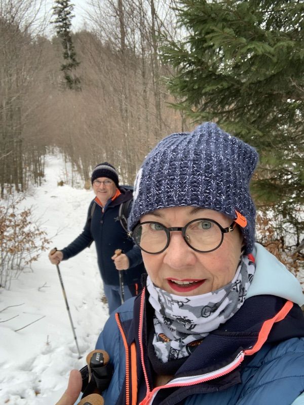 Uli und Elke im Winterwald lachen in die Kamera.