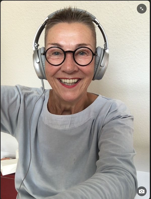Profilbild von Elke Schulz, Inhaberin der Kommunikationskochschule, mit Kopfhörern.