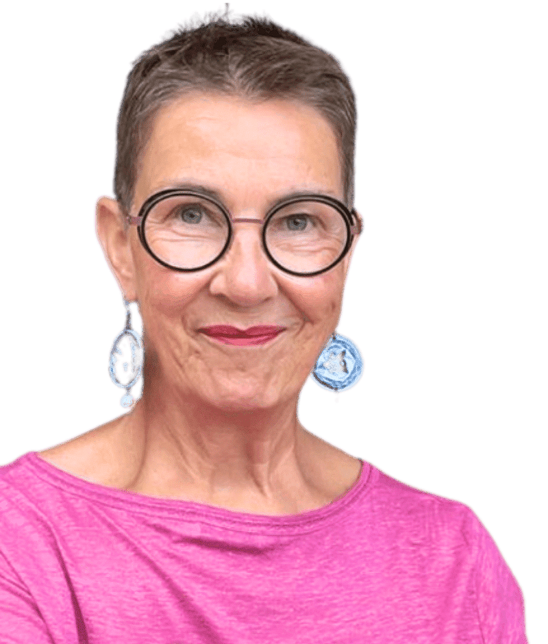 Porträt von Elke Schulz im pinken Oberteil vor transparentem Hintergrund.